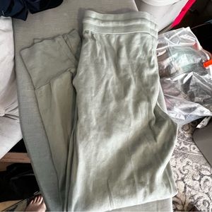 Kate Quinn joggers size large